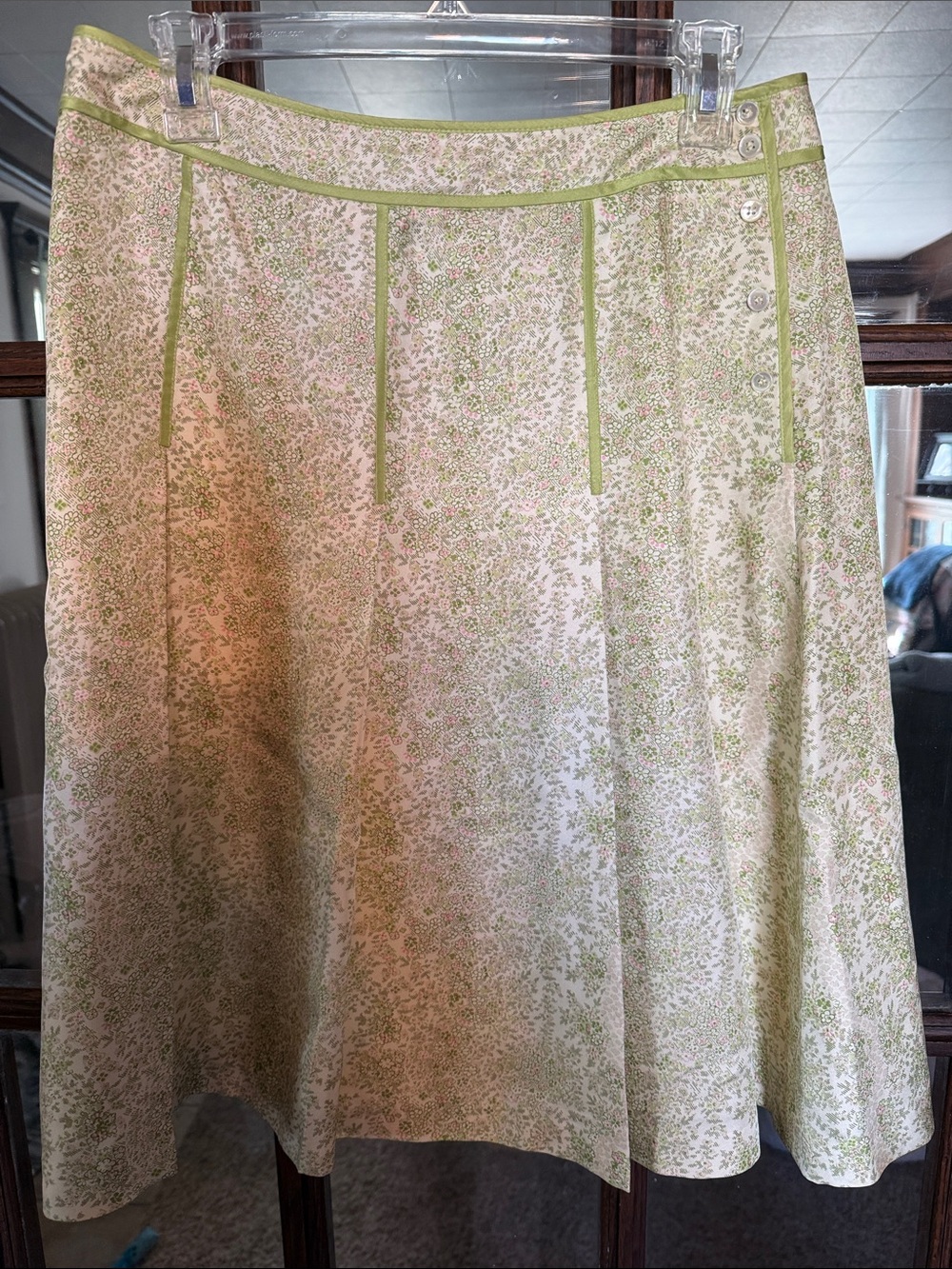 Ann Taylor 100% Silk Floral A-Line‎ Skirt Green Pink Button Side Size 8 Coquette